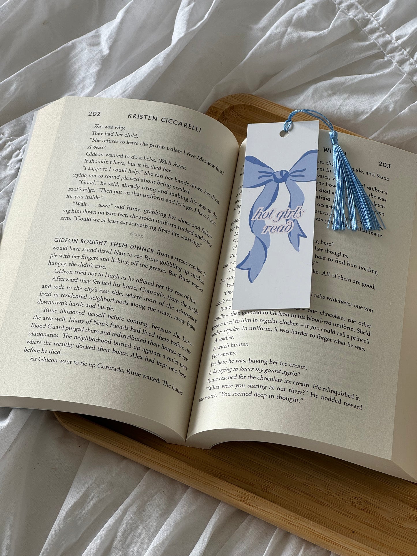 Hot Girls Read -- Blue