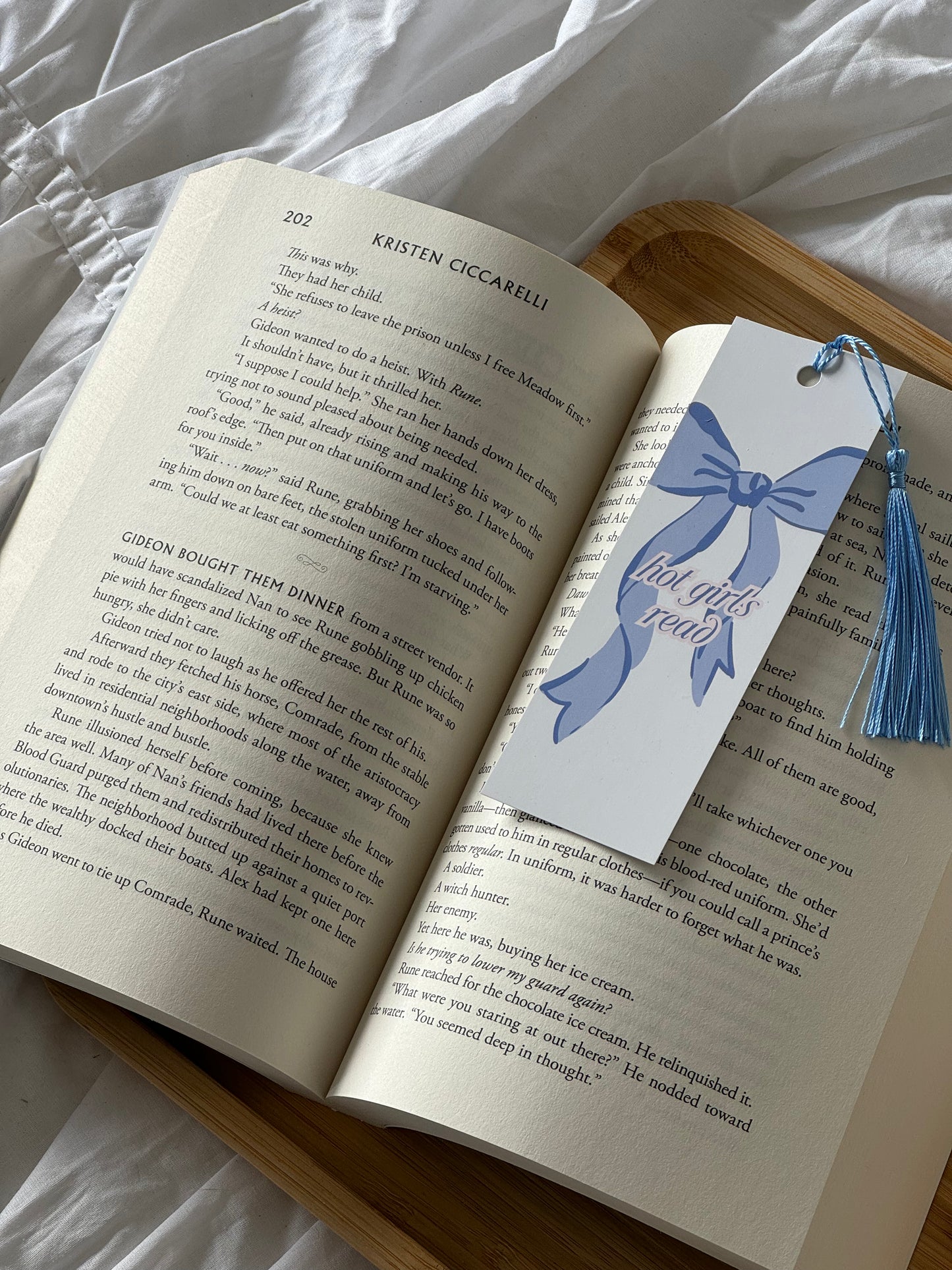 Hot Girls Read -- Blue